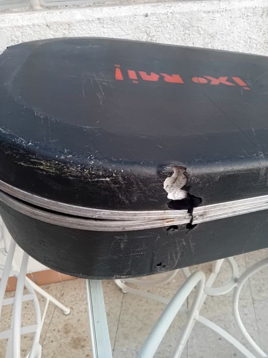 Case de guitarra danificada