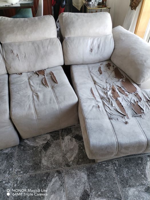 Sofás ofereço a queira. Pode. Se estufar tem dois anos foi o cao