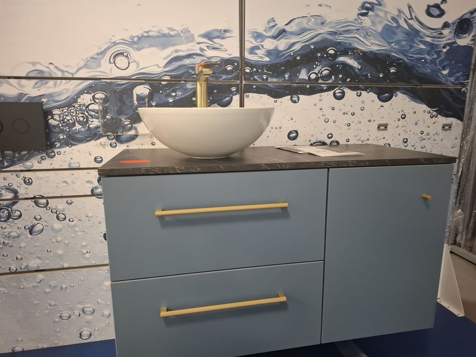 Szafka z umywalka i baterią