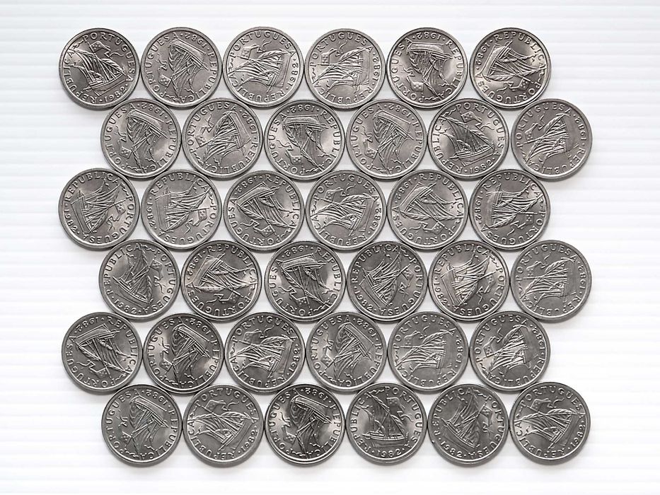 Lote de 36 Moedas 2 Escudos e 50 Centavos 1982