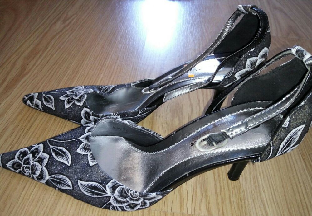 Sapatos c/ brilhantes - TAM 37 NOVOS