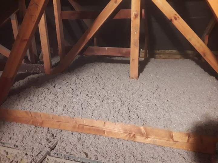 Ocieplanie poddasza wdmuchiwanie izolacji celulozy wełny naprawa styro