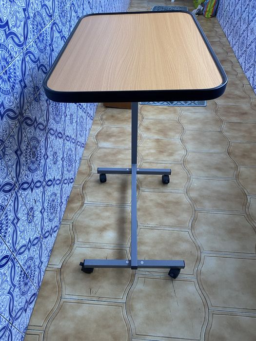 Mesa Auxiliar Dobrável com Altura Ajustável e Tampo Reclinável 90