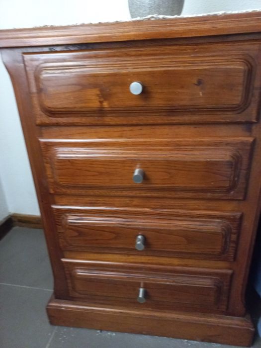 Cama de solteiro com mesa de cabeceira