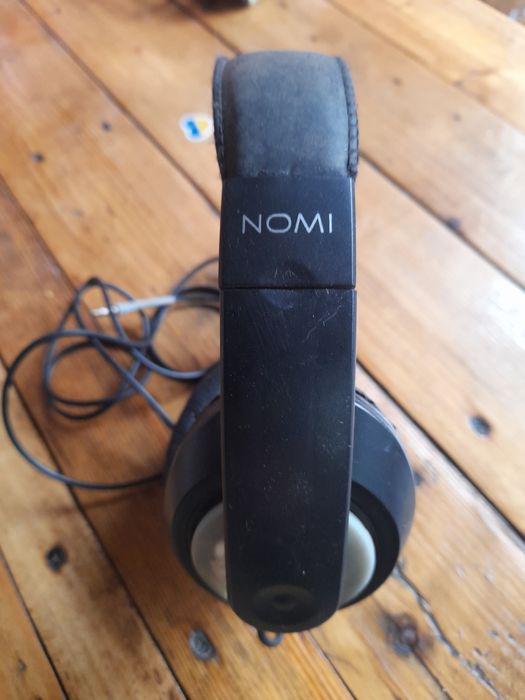 Провідні навушники.