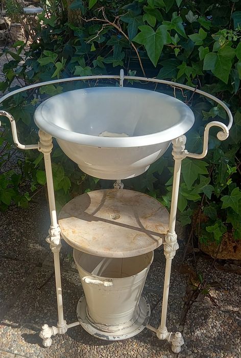 Antigo lavatório em metal,cerâmica e mármore  completo,altura 80cm
