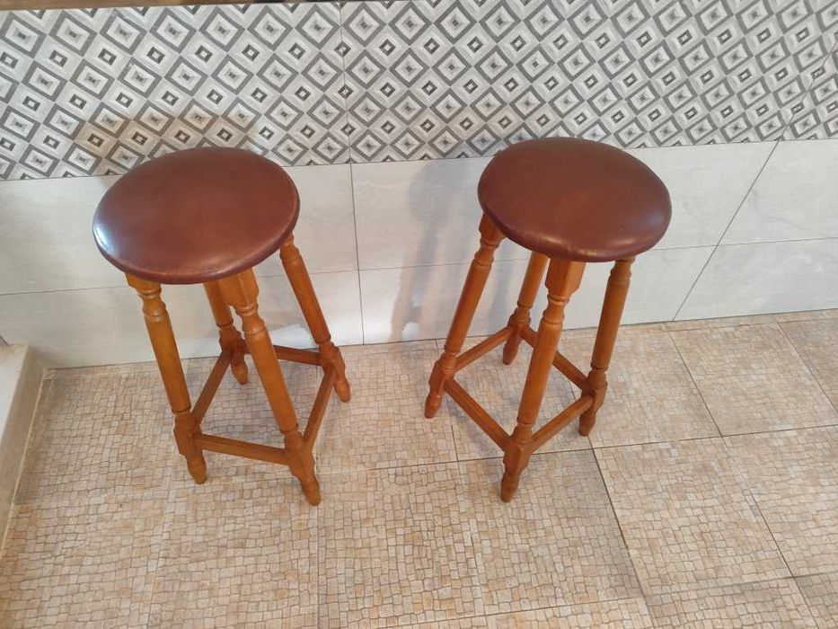 Dois bancos de bar em madeira