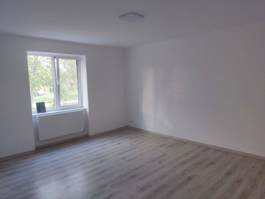 Берегове центр продається будинок, в центрі міста