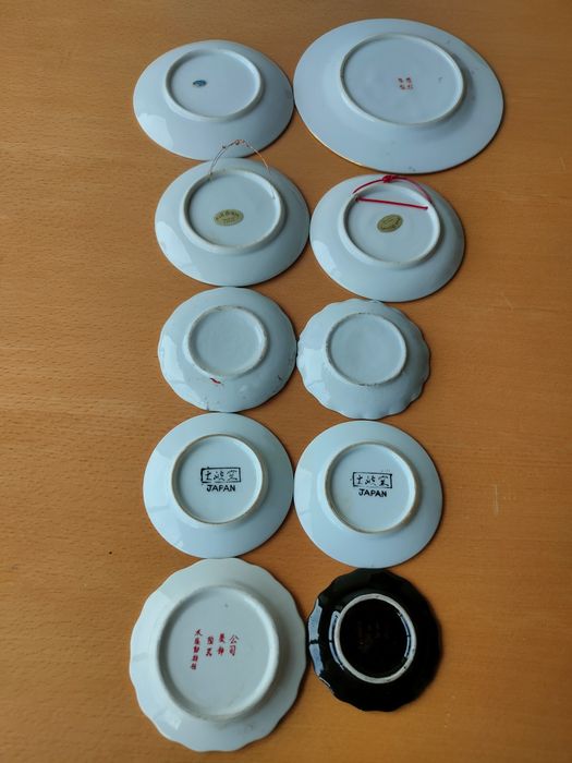 Conjunto de pequenos pratos decorativos em porcelana japonesa.