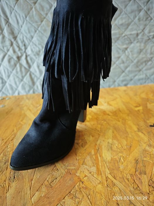 Zamszowe botki z frędzlami r.39