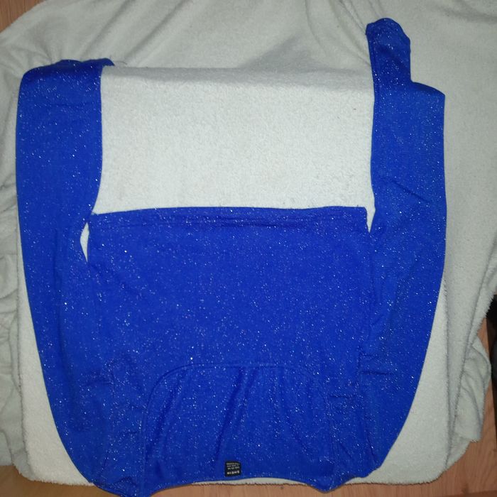 Top azul com brilhantes