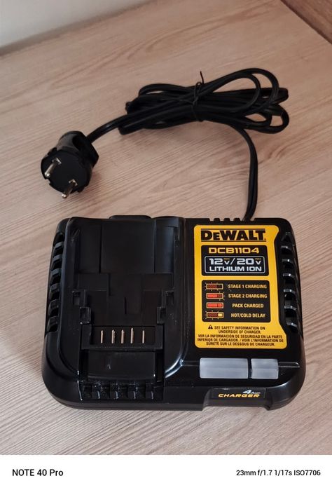 Зарядное Dewalt dcb 1104 220V