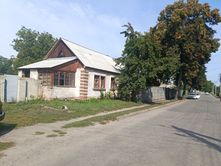 продам будинок з трьома гаражами на території