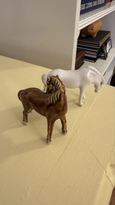 Delicado par de cavalos miniatura em porcelana chinesa