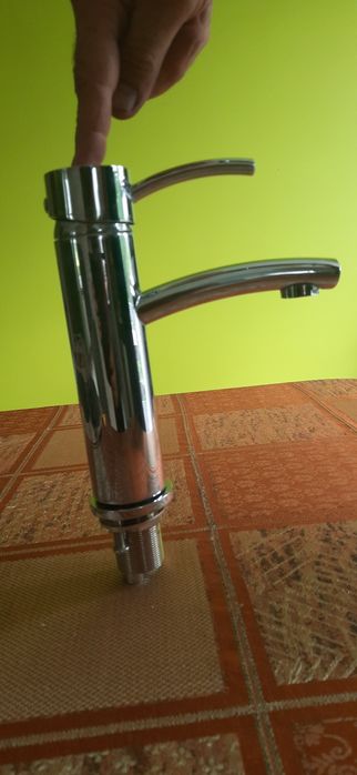 Duża umywalka nablatowa z baterią