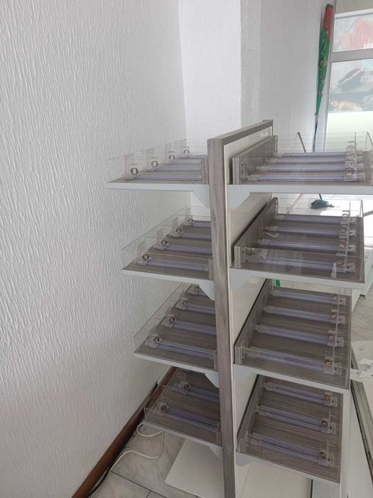 Prateleiras entrada supermercado 2