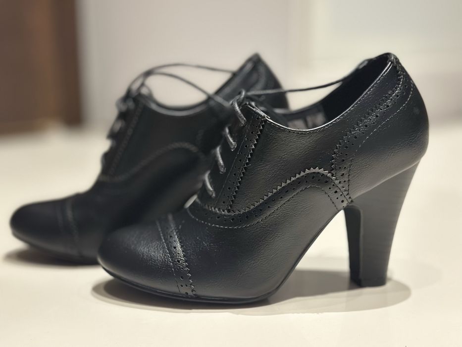 Czarne Sznurowane Półbuty