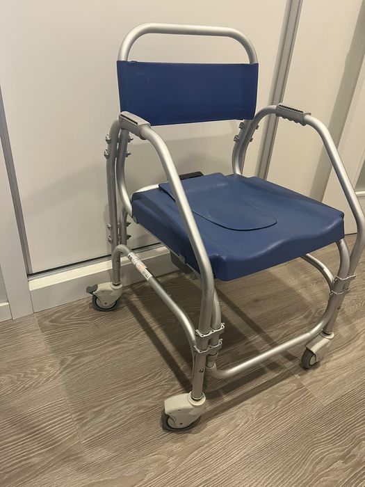 Cadeira de banho e sanitária com rodas e travão