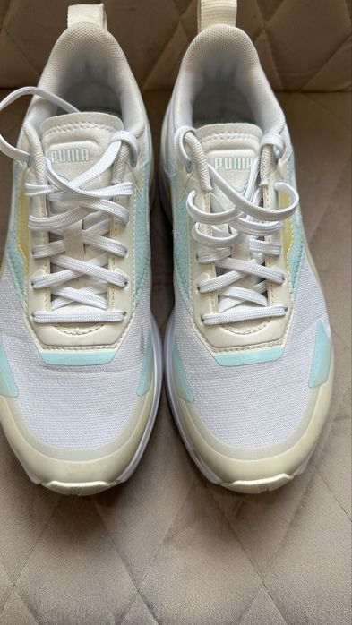 Кроссовки женские