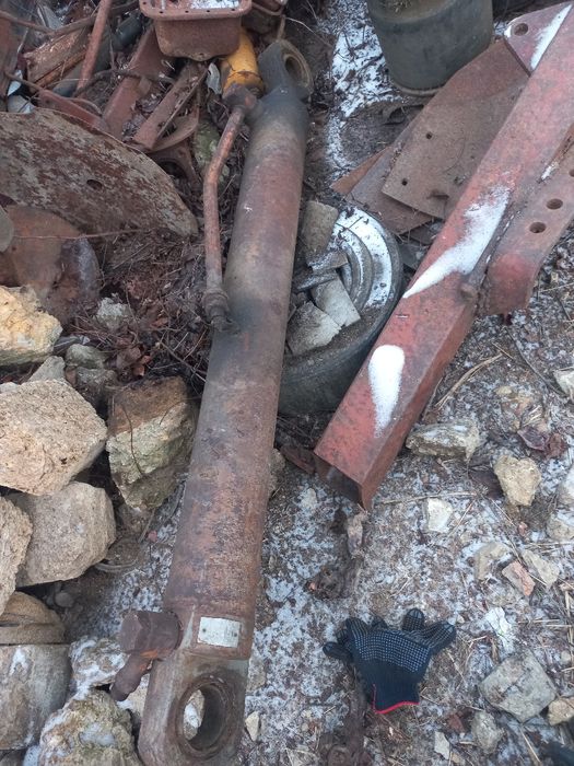 Гідроциліндр великій.