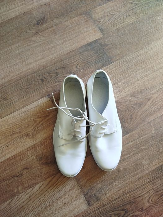 Buty chłopięce białe komunijne