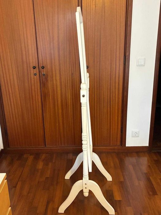 Espelho de pé branco