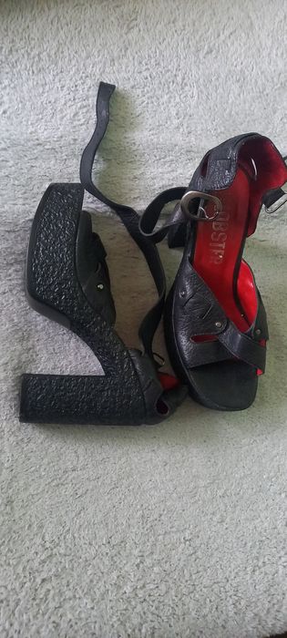 Босоножки на каблуках