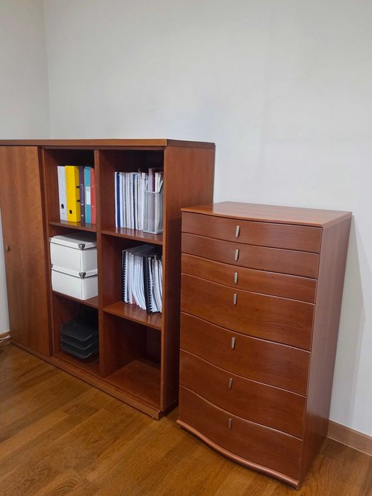 Armário de portas com prateleiras + prateira + camiseiro + mesa cabeceira