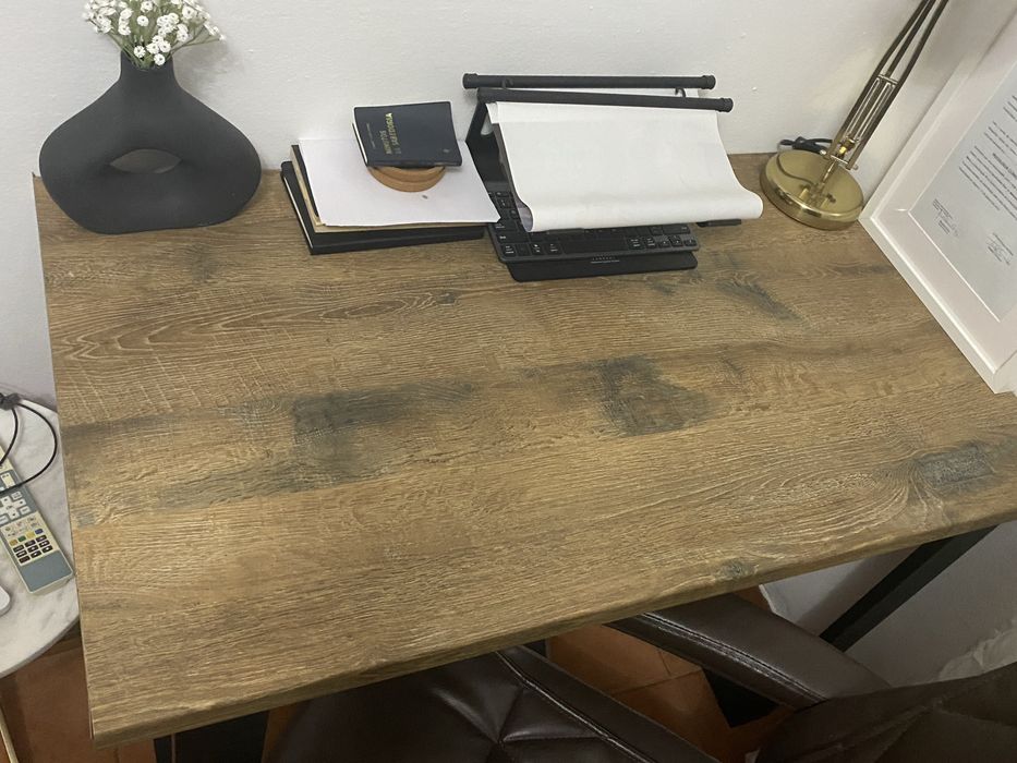 Secretaria robusta e cadeira