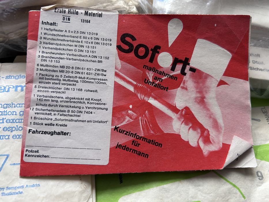 Apteczka samochodowa do starego auta 88 rok ( produkt kolekcjonerski)