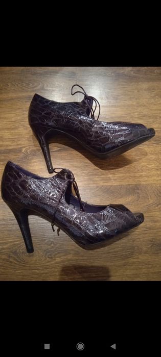 Wiązane buty na obcasie