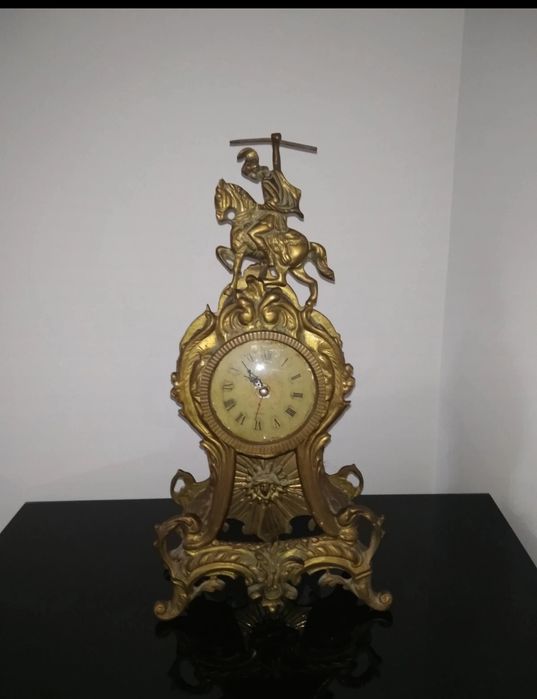 Relógio de mesa antigo em latão e em homenagem a S. Jorge.