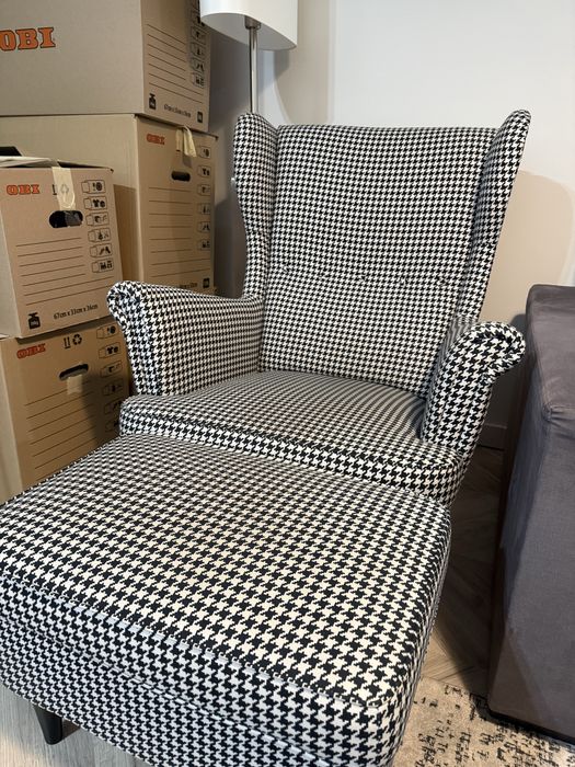 Fotel uszak IKEA STRANDMON z podnóżkiem