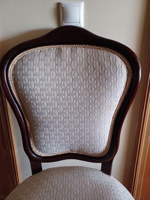 Cadeira nova, estofada a tecido creme claro