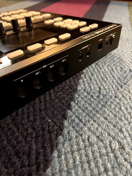 Native Instruments Maschine Studio (com software)