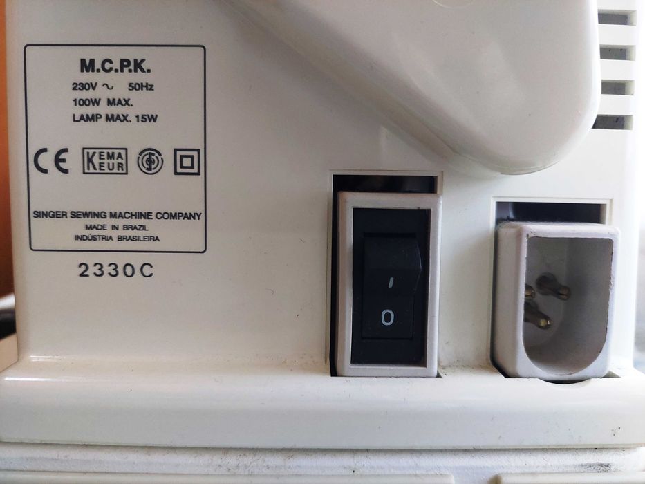Maquina costura SINGER elétrica.
