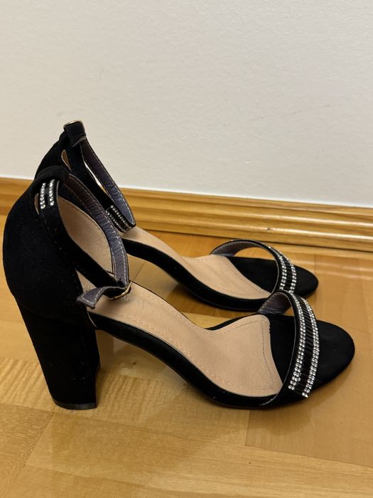 Czarne buty na obcasie