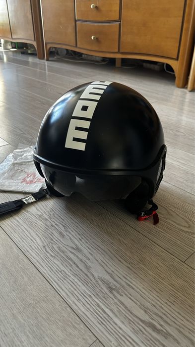 Kask na motor  momo desing