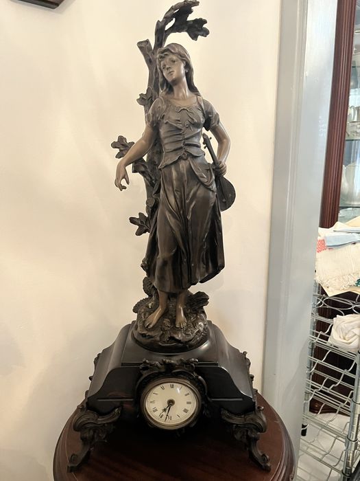 Estátua com relógio