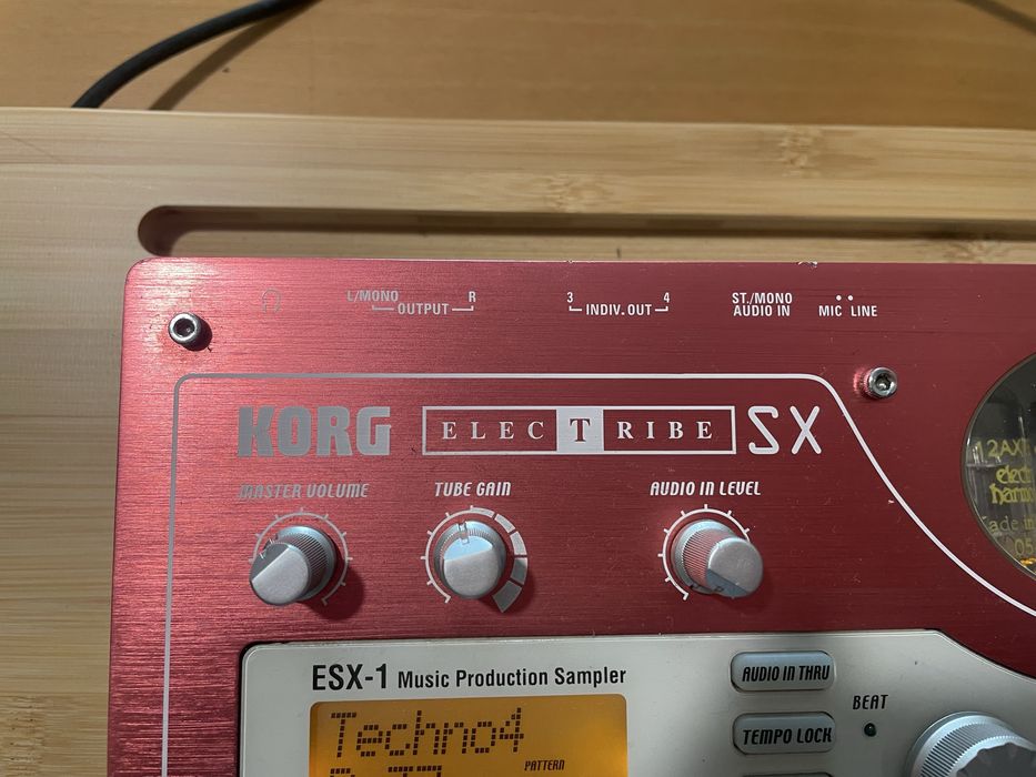 estação de produção musical + 2 cartões de memória + 2 adaptadores