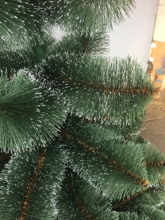 Продам штучну ялинку. Красуня. Висота 1.50м. В комплекті тринога.