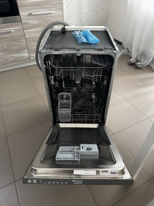 Посудомийна машина HOTPOINT LSTB6B00 EU