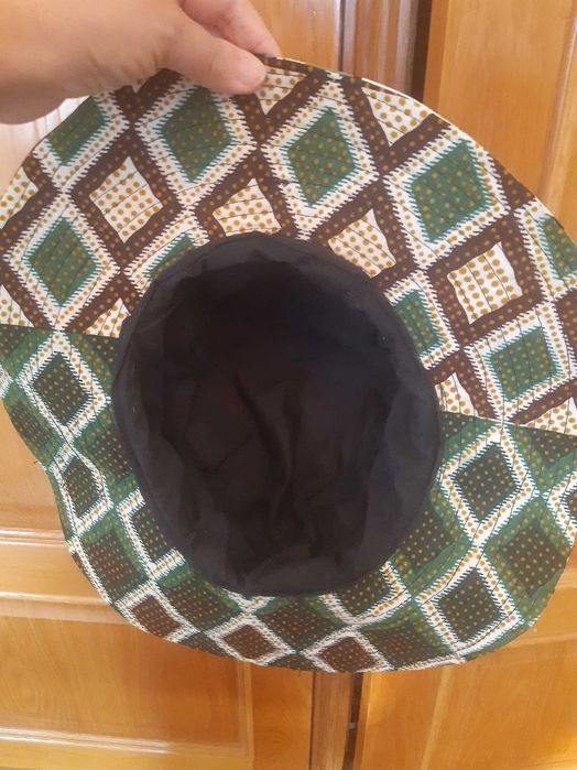 2 Chapéus e 1 boné, ideal para o verão, com padrões originais.