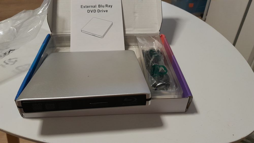 Super Slim Drive wyposażony w szybki interfejs USB 3.0.