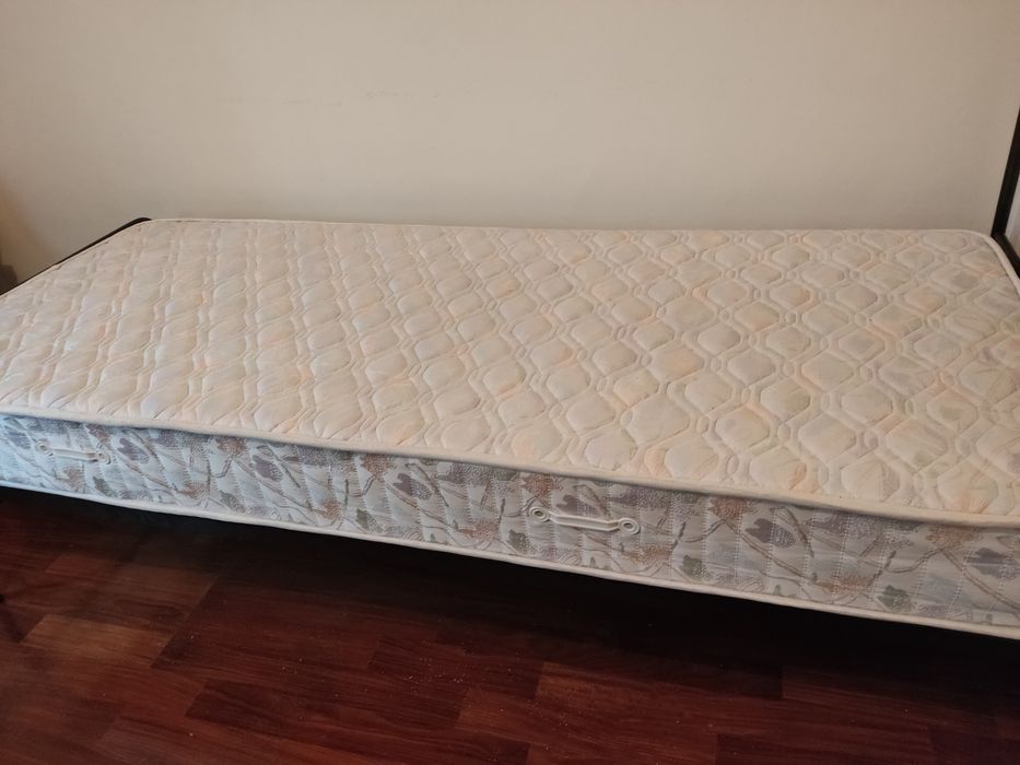 Cama de ferro forjado cinzento escuro