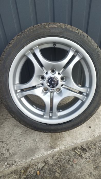 Продам на бмв 3 серії ,різноширокі,з новою резиною