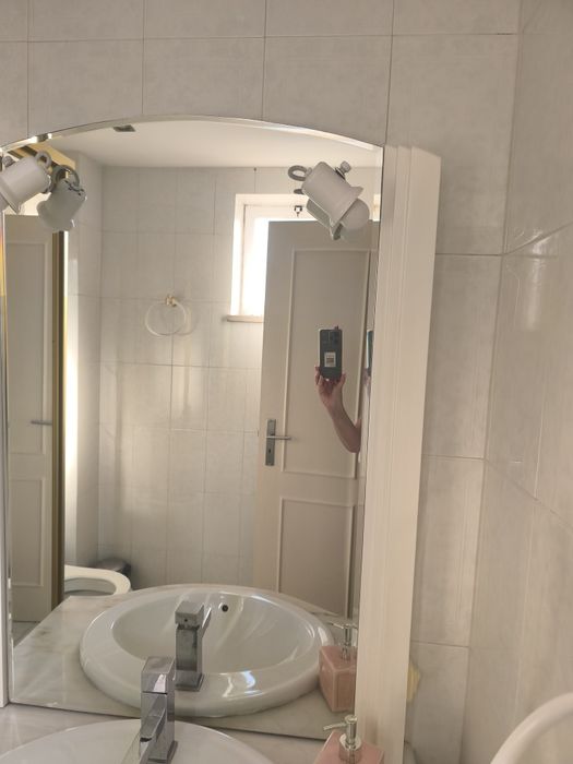 Espelho de casa de banho laminado, com iluminação e moldura.