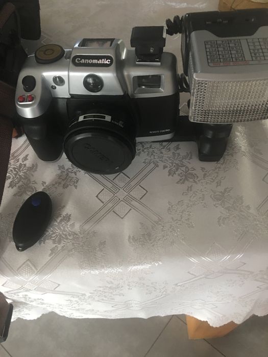 Aparat fotograficzny z lampą , pilotem i torbą orginalną do sprzetu