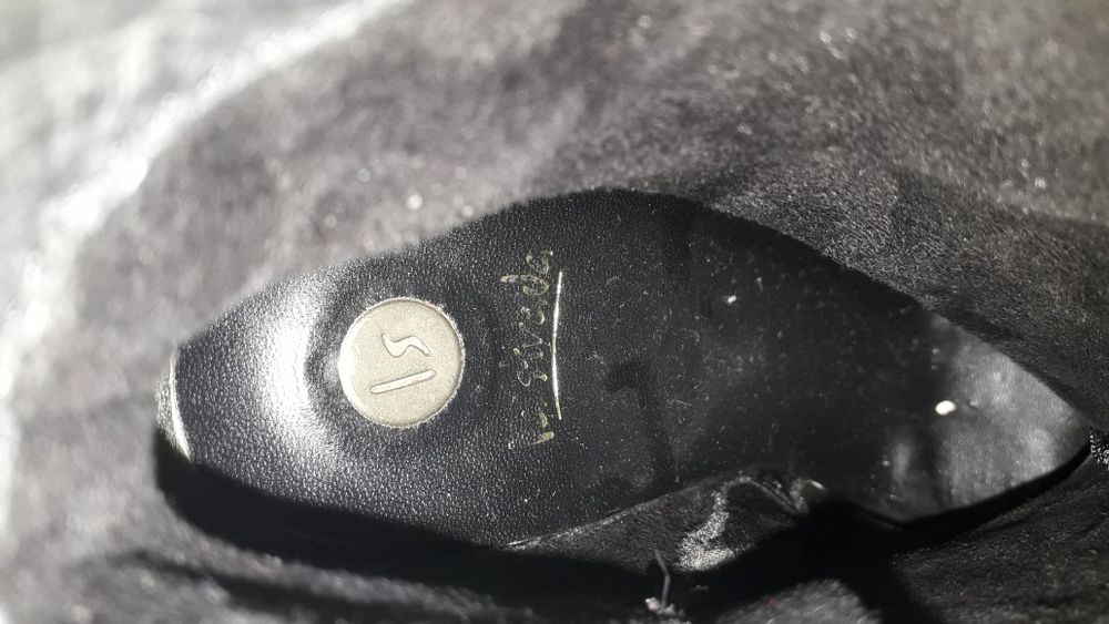 Botins/ botas pretas carmuça