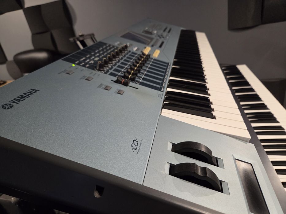Yamaha motif xs 7 + case + 1GB RAM